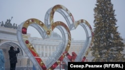 Инсталляция "Двойные сердца" в Санкт-Петербурге, архивное фото