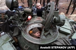 უკრაინელი სამხედროები არემონტებენ რუსულ ტანკს ხარკოვთან, 2022 წლის ნოემბერი