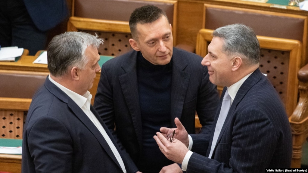 Orbán Viktor, Rogán Antal és Lázár János az Országgyűlésben 2022. októbert 7-én