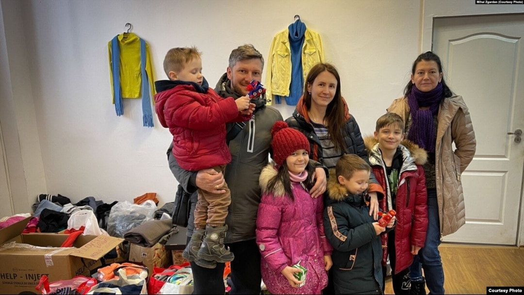 Jenya și familia sa, imediat după ce au ajuns în România, în 6 martie. Zeci de mii de ucraineni intrau zilnic în acea perioadă în țară, fugind din calea războiului.