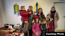 Jenya și familia sa, imediat după ce au ajuns în România, în 6 martie. Zeci de mii de ucraineni intrau zilnic în acea perioadă în țară, fugind din calea războiului.