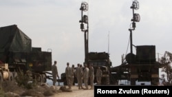 Американски војници стојат покрај противракетна батерија „Патриот“ во Израел
