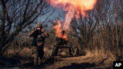 Ukrán katona a fronton Bahmut város közelében a Donecki területen 2022. december 6-án