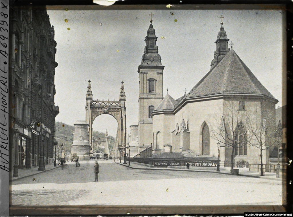 Kisha e famullisë së qytetit të Budapestit më 1913. Në sfond janë harqet e urës Elizabeth, e cila u shkatërrua gjatë Luftës së Dytë Botërore. Sot, një urë e thjeshtë e varur përshkon Danubin në të njëjtën pikë.