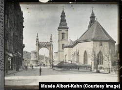 Budapest’s City Parish Church in 1913. In the background are the arches of the Elizabeth Bridge, which was destroyed during World War II. Today, a simplified suspension bridge spans the Danube at the same point.