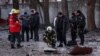 Рятувальники і поліція біля уламків дрону, збитого в Києві, 14 грудня 2022 року