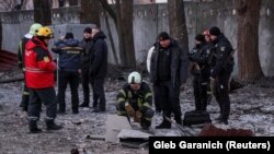 Рятувальники і поліція біля уламків дрону, збитого в Києві, 14 грудня 2022 року