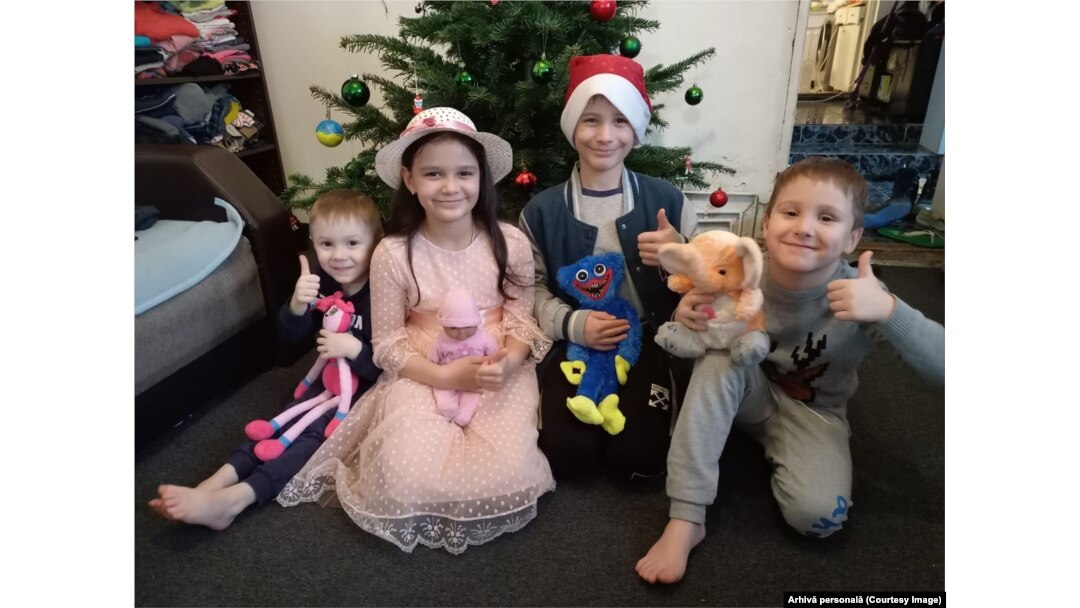 Misha (4 ani), Sofia (9), Slava (8) și Serghei (6), așteaptă în România cadourile de moș Crăciun.
