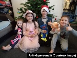 Misha (4 ani), Sofia (9), Slava (8) și Serghei (6), așteaptă în România cadourile de moș Crăciun.