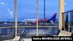 Wizz Air-ის თვითმფრინავი ქუთაისის საერთაშორისო აეროპორტში