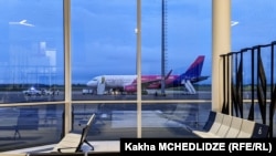 A Wizz Air repülőgépe a georgiai Kutaiszi repülőterén 2022. június 15-én (képünk illusztráció)