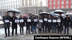 Няколко десетки служители на МВнР се събраха на протест в сряда сутринта пред втората сграда на Народното събрание.