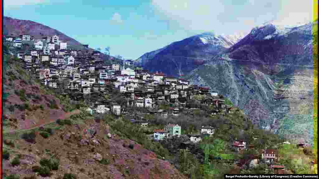 Orașul Artvin, în apropiere de coasta Mării Negre, era locuit în majoritate de armeni când a fost realizată această fotografie, în 1912. Artvin a trecut de mai multe ori de sub stăpânirea Turciei Otomane în aceea a Rusiei Țariste la începutul anilor1900.