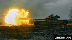 უკრაინის შეიარაღებული ძალების მიერ ხელში ჩაგდებული საბჭოთა T-80 ტანკი ცეცხლს უშენს რუსეთის პოზიციებს უკრაინის დონეცკის რეგიონში, 2022 წლის ნოემბერი.