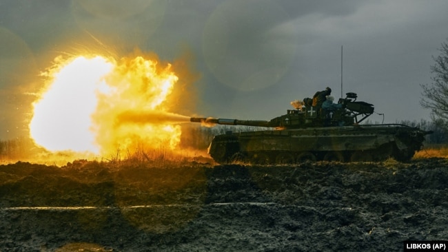 Українські війська ведуть вогонь із захопленого російського танка Т-80 з російських позицій у Донецькій області у листопаді 2022 року