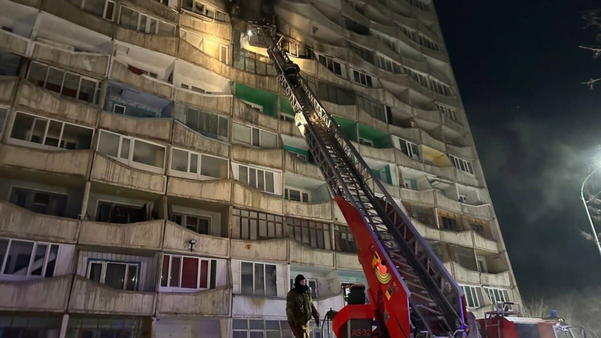 Пожар в 16-этажном доме в Караганде: трое погибших, один в больнице после  падения с восьмого этажа. Версию взрыва не подтверждают