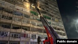 Пожарные в Караганде тушат возгорание и эвакуируют жителей дома, где произошёл пожар. Фото с сайта МЧС Казахстана. 10 января 2023 года