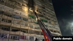 Пожарные в Караганде тушат возгорание и эвакуируют жителей дома, где произошёл пожар. Фото с сайта МЧС Казахстана. 10 января 2023 года