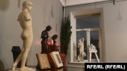 Micul muzeu al lui Voskresenskyi cu peste 30 de obiecte artistice colecționate de-a lungul mai multor ani, își propune să demonstreze că „au existat homosexuali în Rusia” timp de secole.