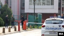 Полиција пред скопската гимназија Јосип Броз поради дојава за бомба