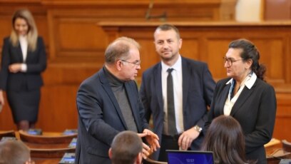 Депутатите от ГЕРБ СДС ДПС Възраждане БСП и Български възход отложиха
