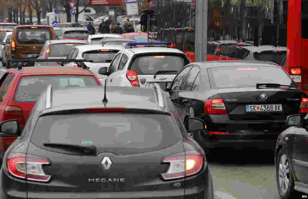 Булеварите и улиците кон кои е пренасочен сообраќајот се преполни