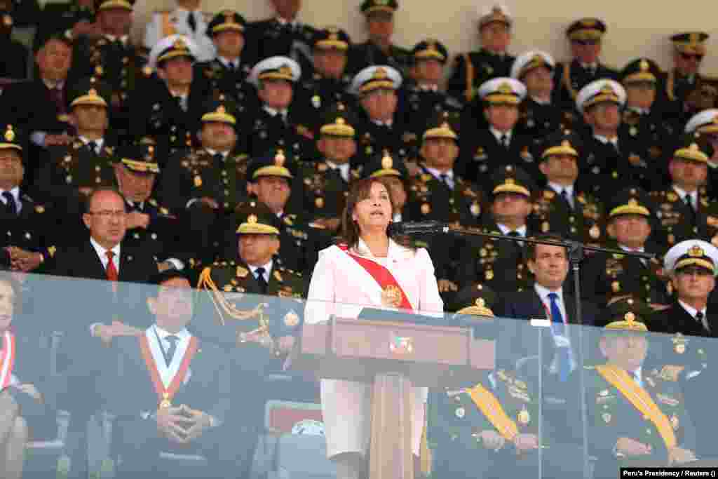 ПЕРУ -&nbsp;Перуански обвинители соопштија дека ги истражуваат претседателката Дина Болуарте и нејзиниот соборен претходник Педро Кастиљо поради наводно перење пари и незаконско финансирање на кампањата за време на изборите во 2021 година.