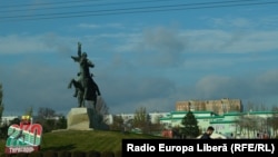 Центральная площадь Тирасполя, памятник Суворову. В 2022 году городу исполнилось 230 лет со дня основания. 