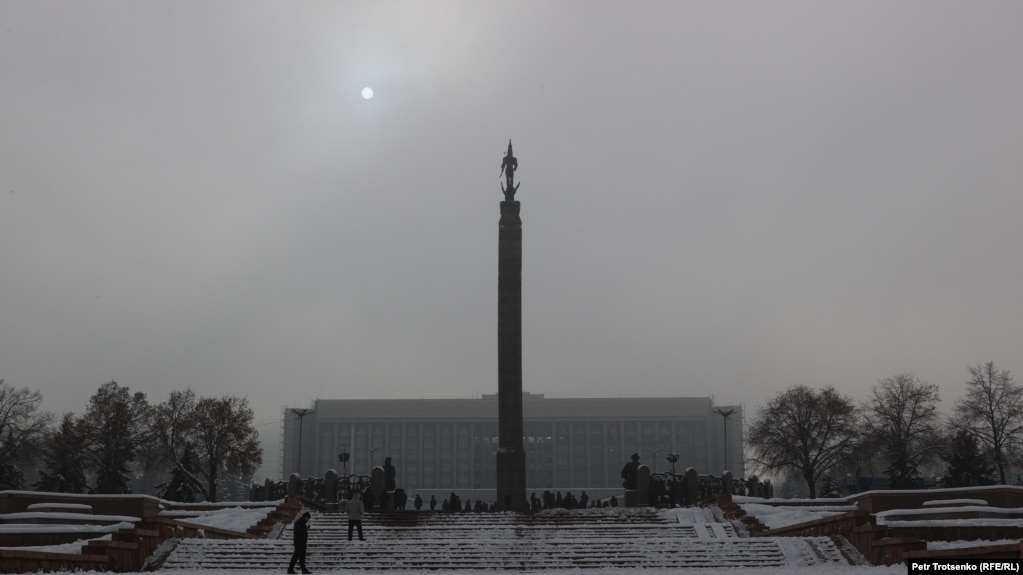 У монумента Независимости в Алматы во время «согласованной» акции в память о погибших во время Январских событий 2022 года. Алматы, 5 января 2023 года 