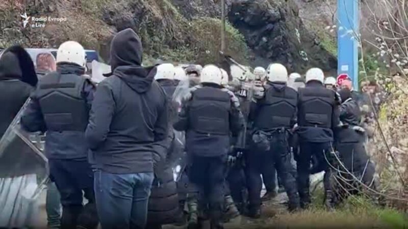 Përleshje mes protestuesve dhe policisë në Jarinjë 