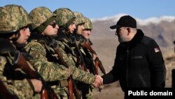 Baş nazir Nikol Paşinyan sərhəddəki hərbi hissəyə baş çəkir.