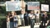 Demonstrație în fața Consulatului German din Timișoara pentru acces fără vize în spațiul Schengen. „Și noi suntem în Europa” scrie pe una dintre pancarte. Fotografie din 28 iunie 2001, Agerpres.