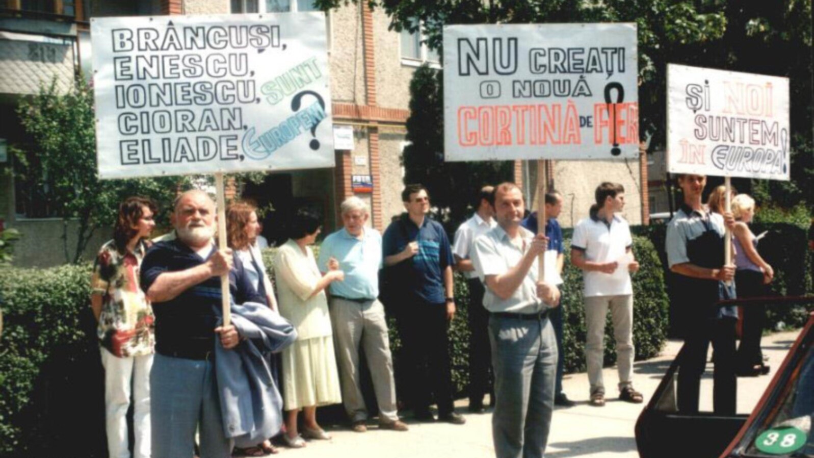 Demonstrație în fața Consulatului German din Timișoara pentru acces fără vize în spațiul Schengen. „Și noi suntem în Europa” scrie pe una dintre pancarte. Fotografie din 28 iunie 2001, Agerpres.