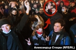 Една от снимките, на които Стоцки е заснет на антиправителствен протест в Москва.