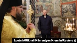 Путин на рождественской службе в Благовещенском соборе Кремля