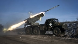 Ushtria ukrainase duke nisur raketë kundër pozicioneve ruse në Soledar.