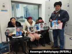 Родственники погибших во время Январских событий в Таразе приехали в Астану с требованиями к Генпрокуратуре. Астана, 22 декабря 2022 года