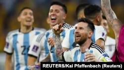خوشی و سرور اعضای تیم ملی فوتبال ارجنتاین پس از پیروزی در برابر تیم ملی استرالیا