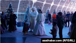 В этом году власти Туркменистана ввели ряд запретов и ограничений на празднование Нового года по всей стране. (Фото из архива)