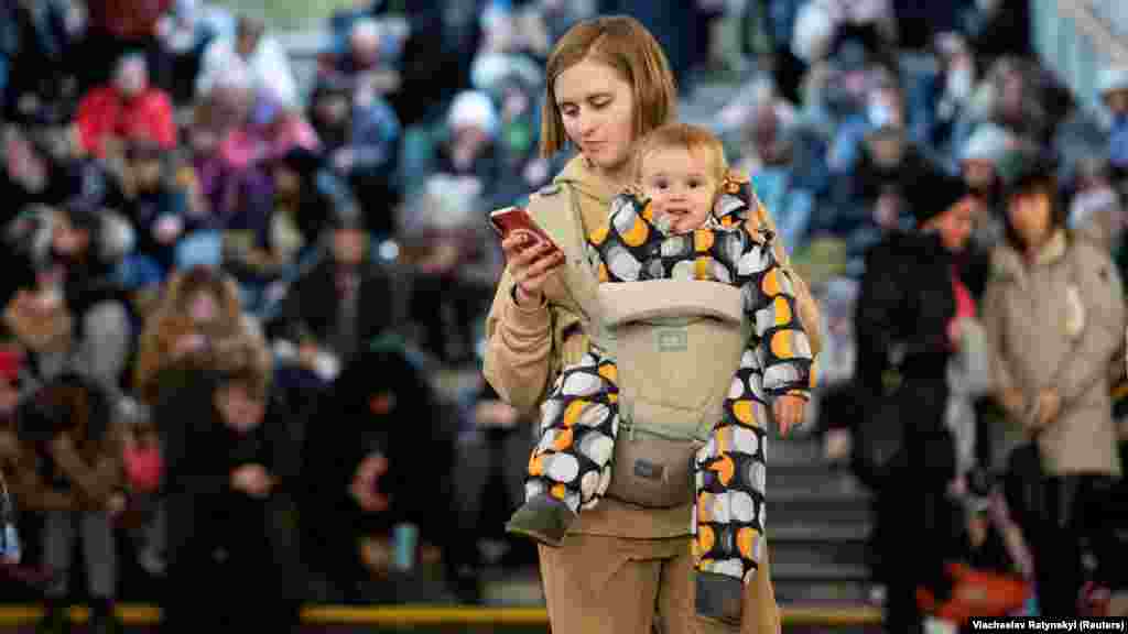 Oamenii se adăpostesc într-o stație de metrou în timpul unui bombardament rusesc, Kiev, 29 decembrie.