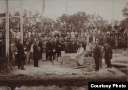 Князь Жевахов слева на первом плане, с цилиндром в руке, на закладке подворья. Бари, 22 мая 1913.