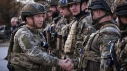 Звільнення Лиману, 4 жовтня 2022 року; нині головком ЗСУ, а на той час командувач Сухопутних військ Олександр Сирський вітає військовослужбовців на церемонії підняття прапора України