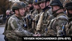 Александр Сырский пожимает руки украинским военным в Лимане после освобождения города от российской оккупации, октябрь 2022 года