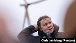 Švedska aktivistkinja za klimatske promene Greta Tunberg (Thunberg) tokom obraćanja na protestu u Liceratu, na zapadu Nemačke, 14. januar 2023.