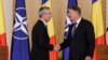 Йенс Столтенберг се срещна с румънския президент Клаус Йоханис в навечерието на срещата на върха на НАТО в Букурещ.