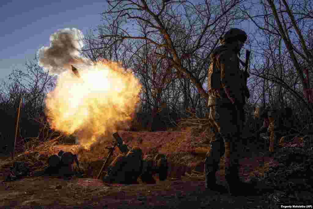 Ushtarët ukrainas pranë Bahmutit gjuajnë me mortaja drejt pozicioneve ruse më 11 janar. Sipas zyrtarëve ukrainas, perëndimorë dhe rusë, sulmet ndaj Bahmutit po udhëhiqen nga ushtarë të kompanisë famëkeqe private ushtarake ruse, Vagner. Disa raportime tregojnë për sulme të këmbësorisë të ngjashme me ato të Luftës së Parë Botërore.