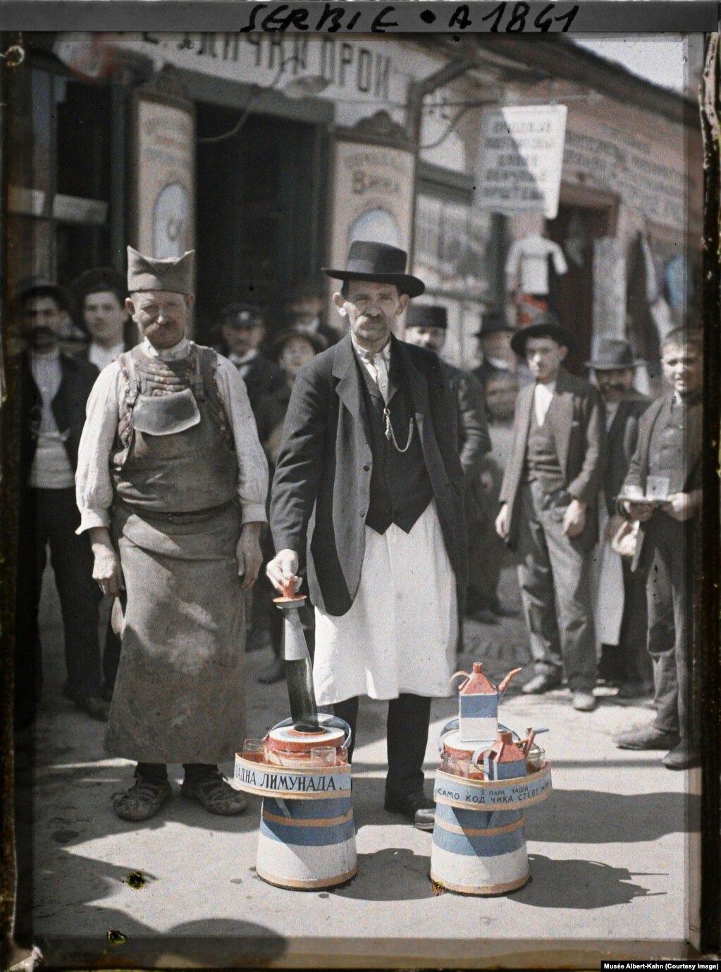 Një shitës limonade në Beograd, Serbi, në dimrin e vitit 1913.