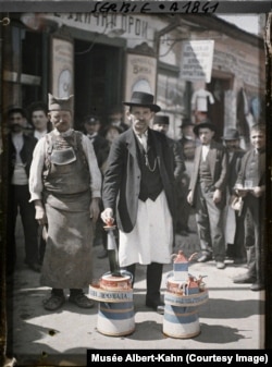 Një shitës limonade në Beograd, Serbi, në dimrin e vitit 1913.