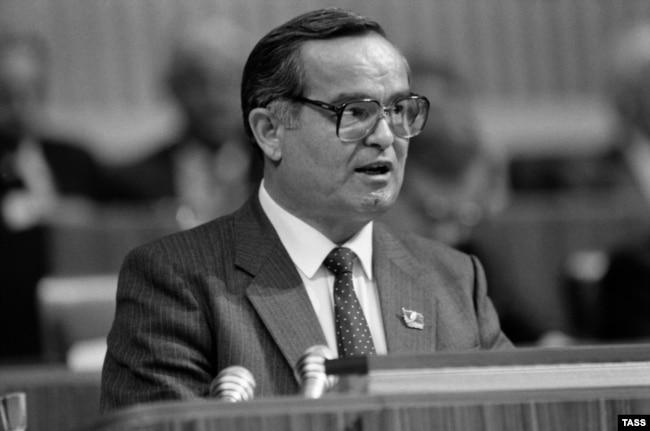 Ўзбекистон компартияси МҚ биринчи котиби¸ Ўзбекистон ССР презденти Ислом Каримов Кремл саройида съездда. 1990 йил 4 июл