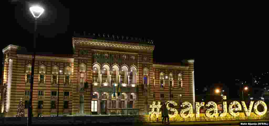 Gradska Vijećnica je svečano otvorena 20. aprila 1896. godine, korištena je za upravne i administrativne svrhe. Do 1992. godine, u Vijećnici je bila Narodna biblioteka.&nbsp; Sarajevska vijećnica&nbsp;je u noći između 25. i 26. augusta 1992. pogođena artiljerijskim projektilima sa položaja Vojske Republike Srpske iznad Sarajeva. Uništeno je oko dva miliona jedinica bibliotečkog fonda. Obnovljena je 2014.godine.